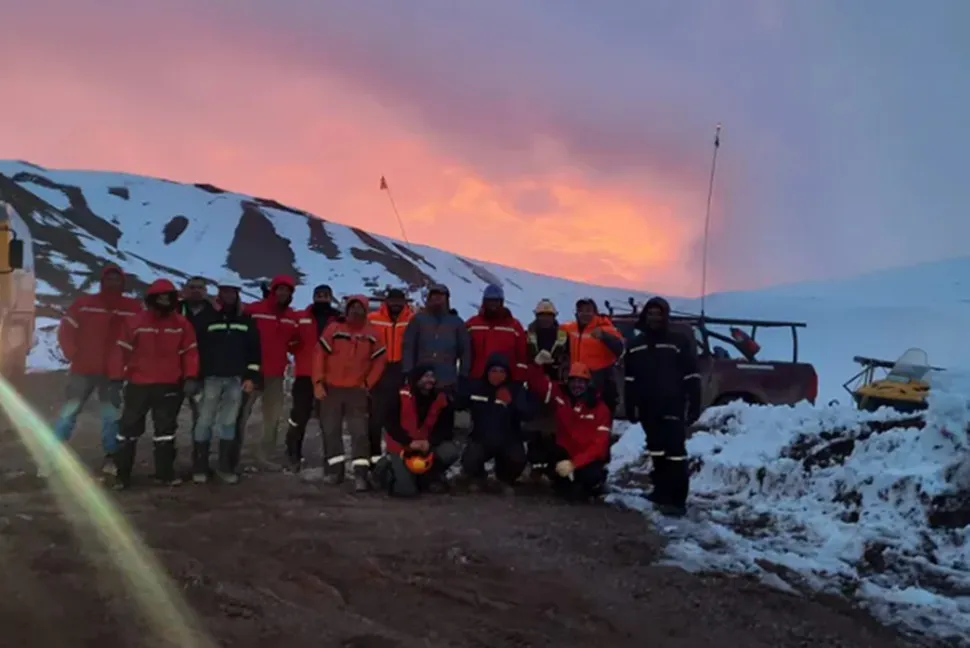 Rescataron a 16 mineros que quedaron atrapados en la Cordillera