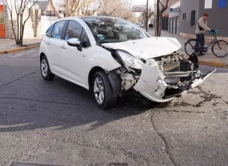 Fuerte choque entre dos autos en el microcentro sanjuanino