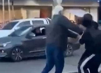 Un abogado intentó frenar una pelea y terminó en el piso