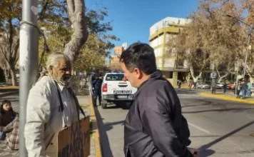 Un jubilado se encadenó en la Plaza 25 a modo de protesta