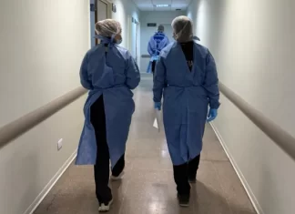 Encontraron a un hombre tirado con sangre y quebrado en su casa
