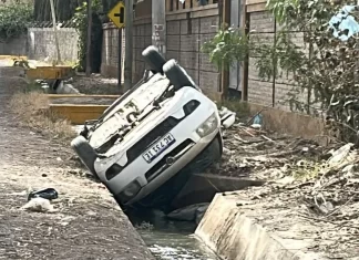 Por esquivar una moto, un conductor terminó con su auto adentro de un canal