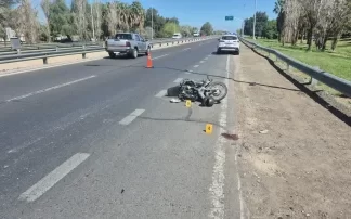 Una motociclista resultó herida tras chocar con una camioneta en la Circunvalación