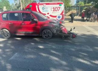 Chimbas: un hombre chocó y quedó atrapado debajo de una camioneta
