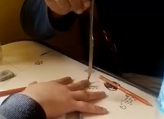 Padres denunciaron que un profesor jugó con un cuchillo sobre la mano de una alumna