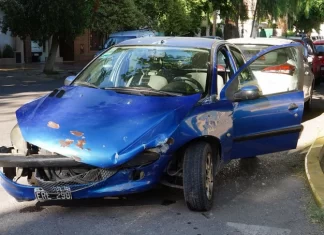 Fuerte choque en Capital dejó dos autos destrozados