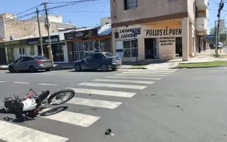 Un motociclista resultó hospitalizado después de chocar con un auto en Capital