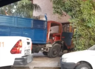Un camión se estrelló con una casa en Capital