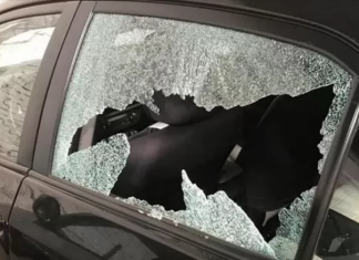 Rivadavia: motochorros le robaron a una mujer a través de la ventanilla del auto
