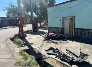 Chimbas: fuerte choque entre una moto y un remis