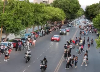 Una multitud se acercó a ver los Ferrari que recorren el país