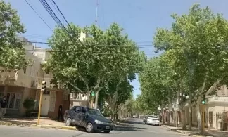 Fuerte choque en una esquina con semáforos del microcentro
