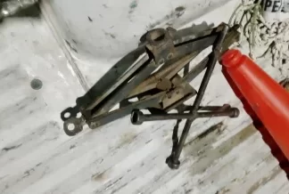 Detuvieron a un hombre por robar una llave de cruz y un gato de auto