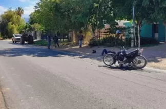 Un motociclista quedó en grave estado tras chocar contra un tractor