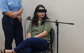 Una policía es acusada de maltratar y abusar de sus hijos adoptivos