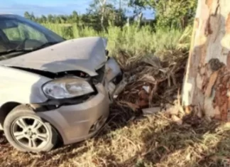 Angaco: un ex intendente estrelló su auto contra un árbol
