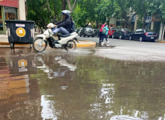Capital: vecinos reclaman por acequias tapadas de basura y calles céntricas inundadas