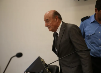 Un abogado que fue atrapado con un arma pide un examen de salud mental