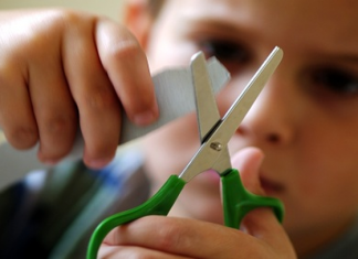 Un niño de 4 años le clavó una tijera en la cabeza a su hermanito de 6