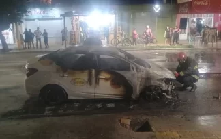 Rawson: un remis se prendió fuego en plena calle