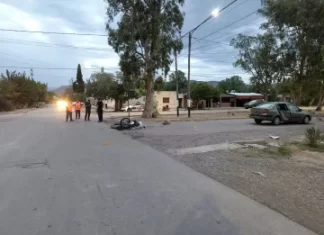 Marquesado: dos menores que circulaban en moto resultaron heridos tras chocar con un auto