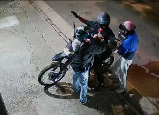 Rawson: dos ladrones asaltaron a un hombre en la puerta de su casa