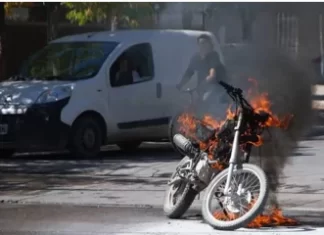 San Martín: un hombre incendió la moto de su padre tras una discusión