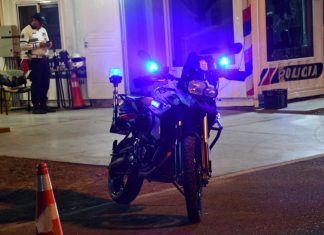 Un policía es acusado de tirar a su ex pareja por las escaleras