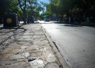 Dos motociclistas resultaron heridas tras caer en el boulevard de Avenida Libertador