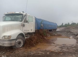 Sarmiento: rescataron a un camión que se quedó varado en la ruta inundada