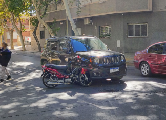 Fuerte choque entre una camioneta y una moto en una esquina céntrica