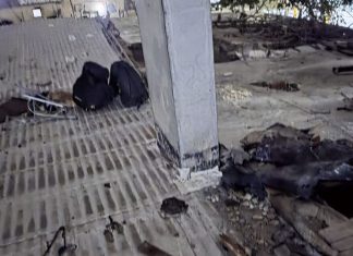 Atraparon a dos delincuentes en los techos con bolsos de ropa