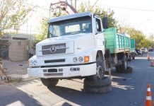 Santa Lucía: un camión volcó cuando intentaba cargar un tractor