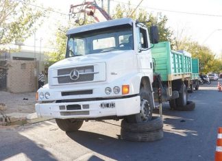 Santa Lucía: un camión volcó cuando intentaba cargar un tractor