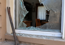 Chimbas: una mujer fue imputada por entrar a la casa de su hermana y causar destrozos