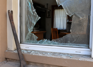 Chimbas: una mujer fue imputada por entrar a la casa de su hermana y causar destrozos