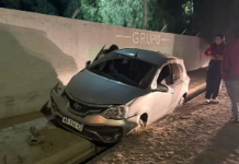 Una joven chocó contra una pared y terminó con el auto adentro de la cuneta