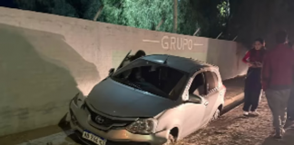 Una joven chocó contra una pared y terminó con el auto adentro de la cuneta