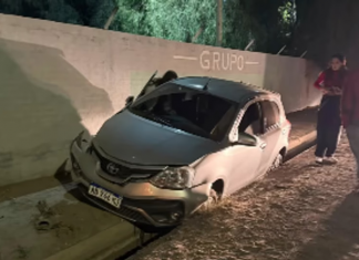 Una joven chocó contra una pared y terminó con el auto adentro de la cuneta