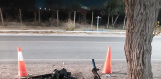 Un motociclista quedó en grave estado tras chocar contra un árbol
