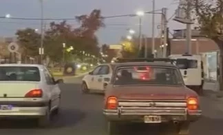Filmaron a un taxista realizando una peligrosa maniobra en una esquina de Capital
