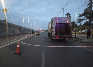 Una agente de policía chocó con un camión y terminó hospitalizada