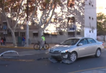 Una motociclista fue hospitalizada tras chocar con un auto en pleno centro