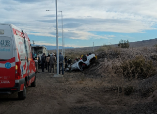 Ullum: un auto volcó y su conductora quedó atrapada adentro