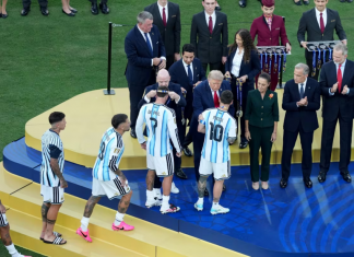El Cuti Romero se negó a saludar a Trump al recibir la medalla