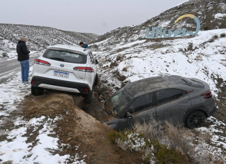 Dos autos chocaron en El Alto del Colorado y uno quedó en una zanja
