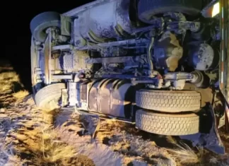 Un conductor resultó herido tras el vuelco de dos camiones