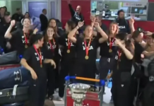 Una multitud recibió a Las Leonas tras consagrarse campeonas del mundo