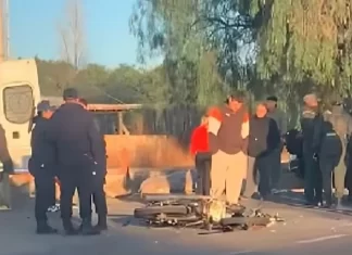 Las Chacritas: fuerte choque entre una moto y un camión