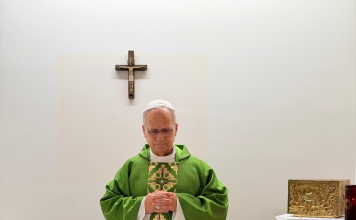 Difundieron una foto del papa León XIV luego de su cirugía de cáncer de pulmón